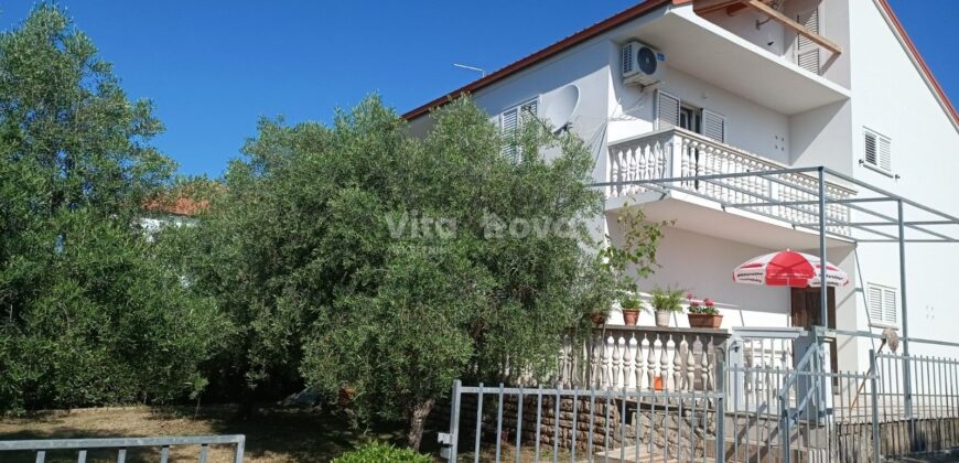 POSEDARJE, 70 m OD MORA, DVORIŠTE!