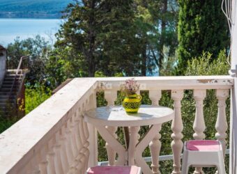 POSEDARJE, 70 m OD MORA, DVORIŠTE!