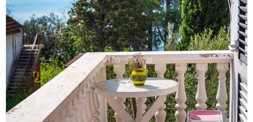 POSEDARJE, 70 m OD MORA, DVORIŠTE!