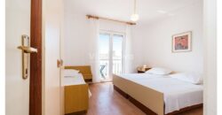 POSEDARJE, 70 m OD MORA, DVORIŠTE!