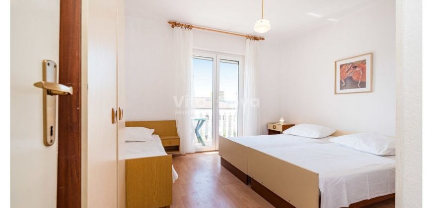 POSEDARJE, 70 m OD MORA, DVORIŠTE!