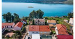 POSEDARJE, 70 m OD MORA, DVORIŠTE!