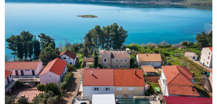 POSEDARJE, 70 m OD MORA, DVORIŠTE!