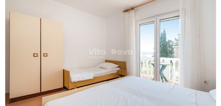 POSEDARJE, 70 m OD MORA, DVORIŠTE!