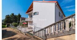 POSEDARJE, 70 m OD MORA, DVORIŠTE!