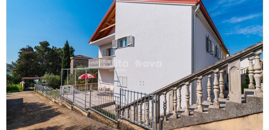 POSEDARJE, 70 m OD MORA, DVORIŠTE!