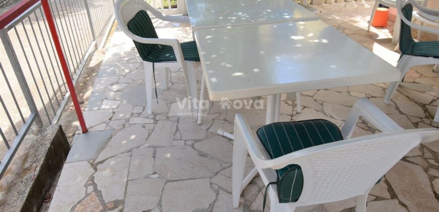 POSEDARJE, 70 m OD MORA, DVORIŠTE!