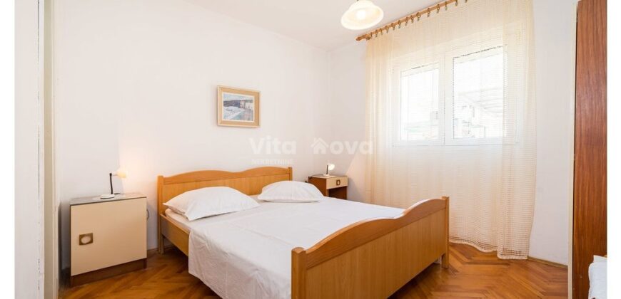 POSEDARJE, 70 m OD MORA, DVORIŠTE!