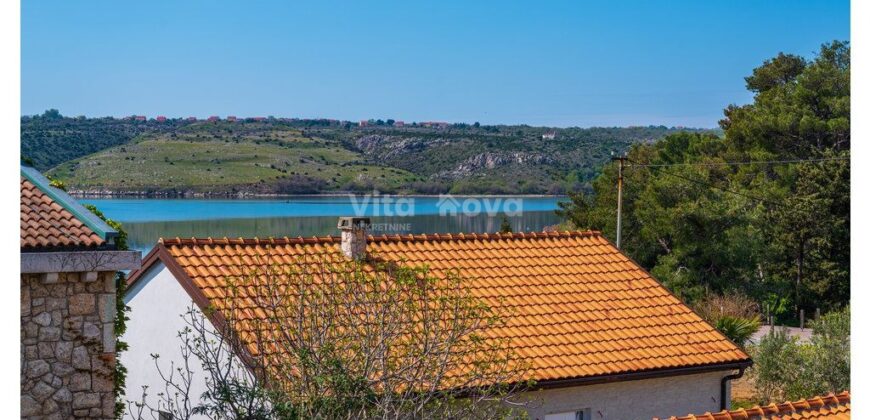 POSEDARJE, 70 m OD MORA, DVORIŠTE!