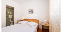 POSEDARJE, 70 m OD MORA, DVORIŠTE!