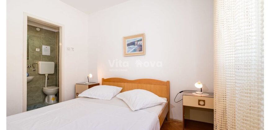 POSEDARJE, 70 m OD MORA, DVORIŠTE!