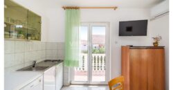 POSEDARJE, 70 m OD MORA, DVORIŠTE!