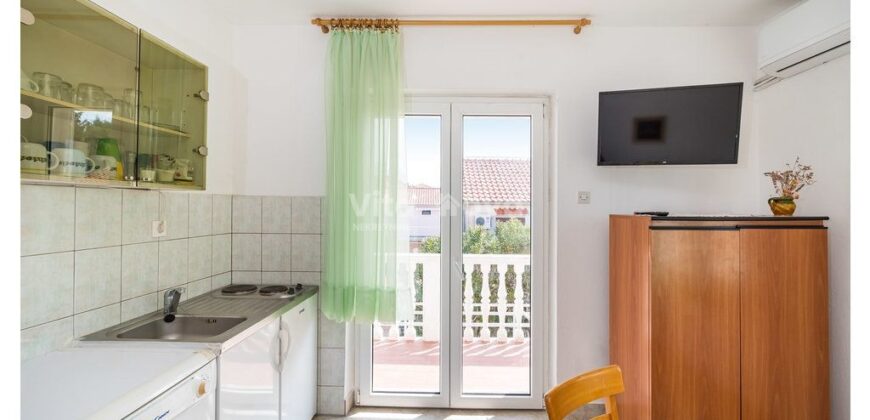 POSEDARJE, 70 m OD MORA, DVORIŠTE!