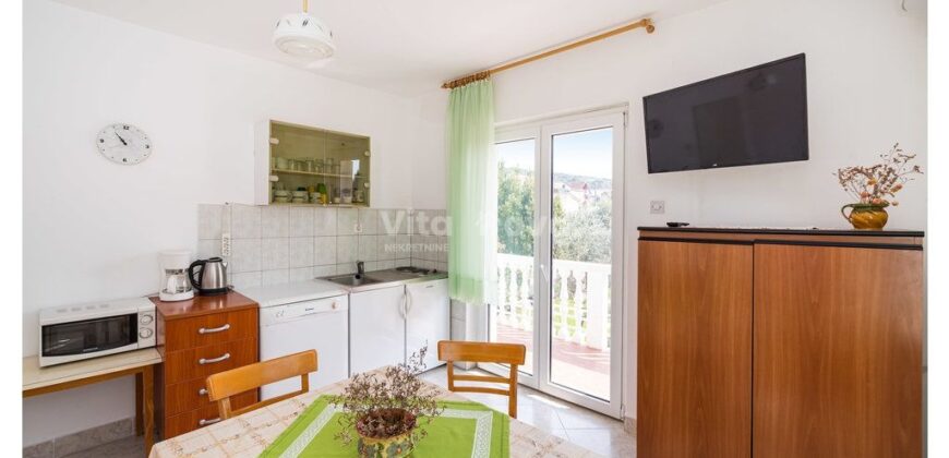 POSEDARJE, 70 m OD MORA, DVORIŠTE!