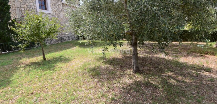 POSEDARJE, 70 m OD MORA, DVORIŠTE!