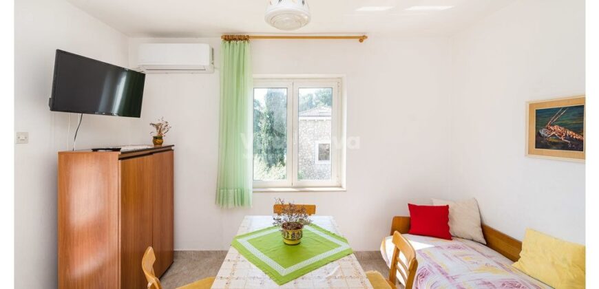 POSEDARJE, 70 m OD MORA, DVORIŠTE!