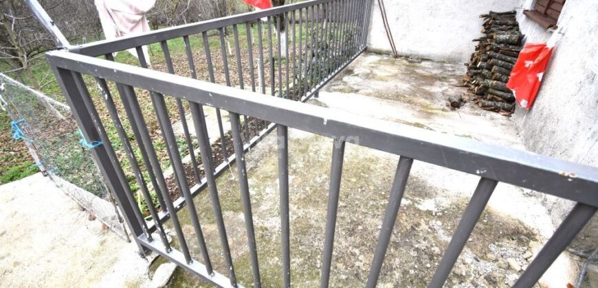 LIKA, KUĆA S OKUĆNICOM I DODATNIM ZEMLJIŠTIMA