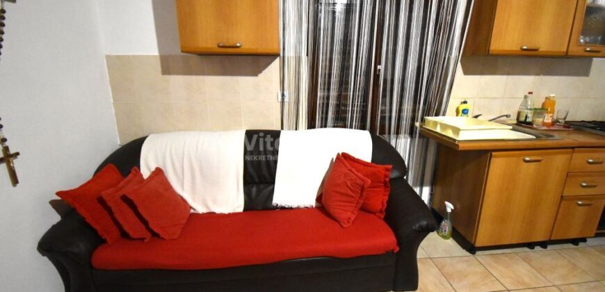 LIKA, KUĆA S OKUĆNICOM I DODATNIM ZEMLJIŠTIMA