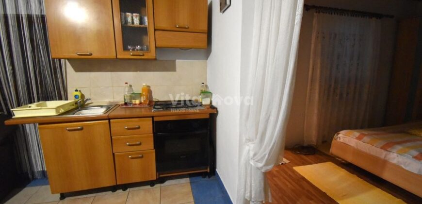 LIKA, KUĆA S OKUĆNICOM I DODATNIM ZEMLJIŠTIMA