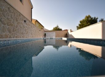 VIR, KATNICA + TRI KUĆE U NIZU, BAZEN, BLIZU MORA