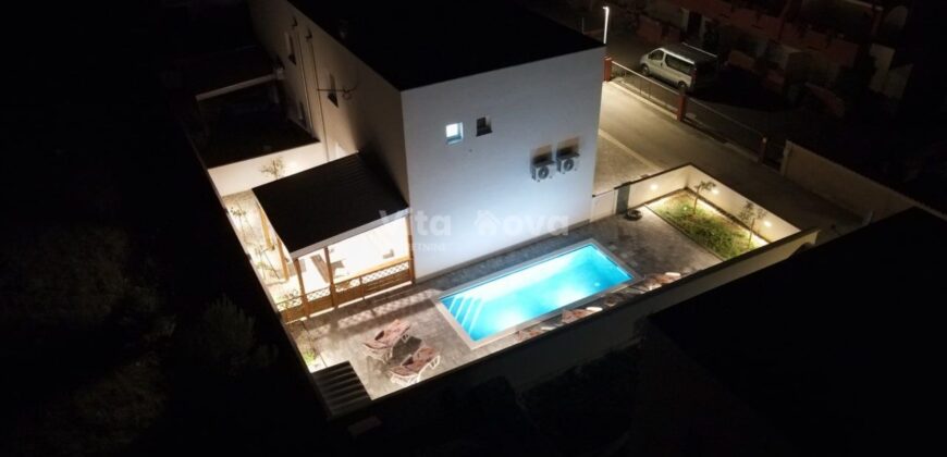 VIR, PRILIKA, NOVOGRADNJA, VILA S BAZENOM!