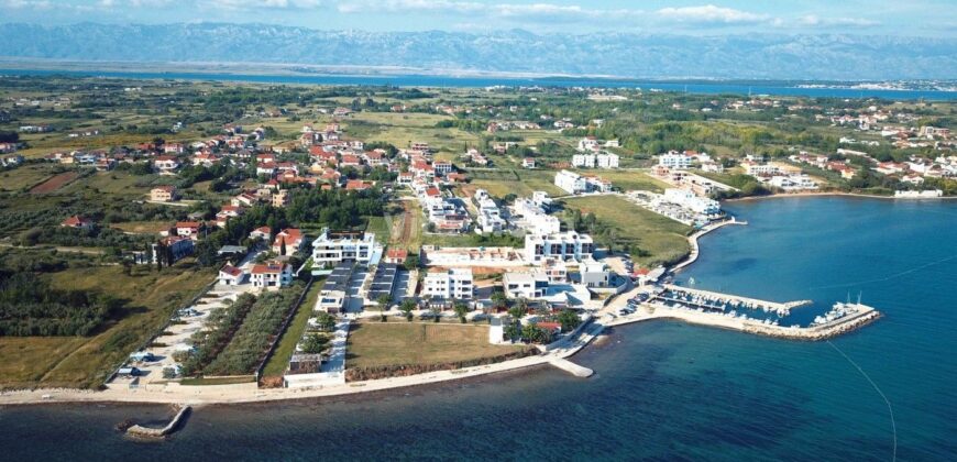 PRIVLAKA, MLETAK, 2-ETAŽNI, 90 m OD MORA!