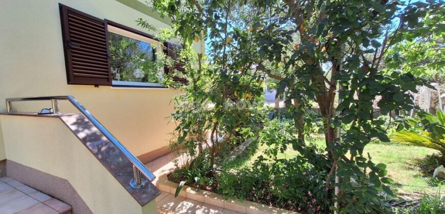 RAŽANAC- UREĐENA KUĆA, GARAŽA, VRT! RIJETKOST NA TRŽIŠTU!