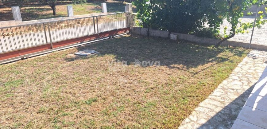 PRIVLAKA, ODLIČNA LOKACIJA! 80 m OD MORA!