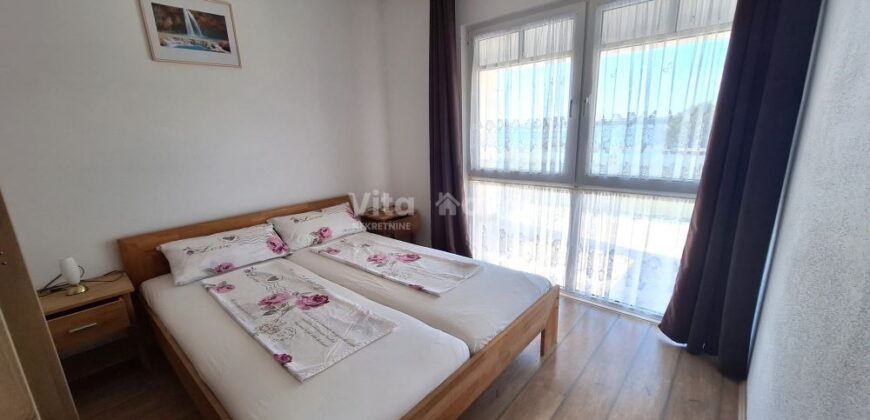 PRIVLAKA, ODLIČNA LOKACIJA! 80 m OD MORA!