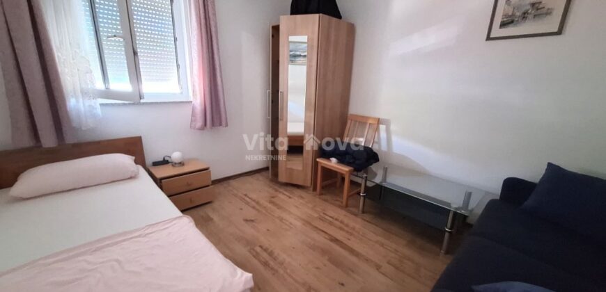 PRIVLAKA, ODLIČNA LOKACIJA! 80 m OD MORA!