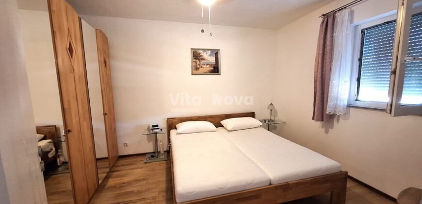 PRIVLAKA, ODLIČNA LOKACIJA! 80 m OD MORA!