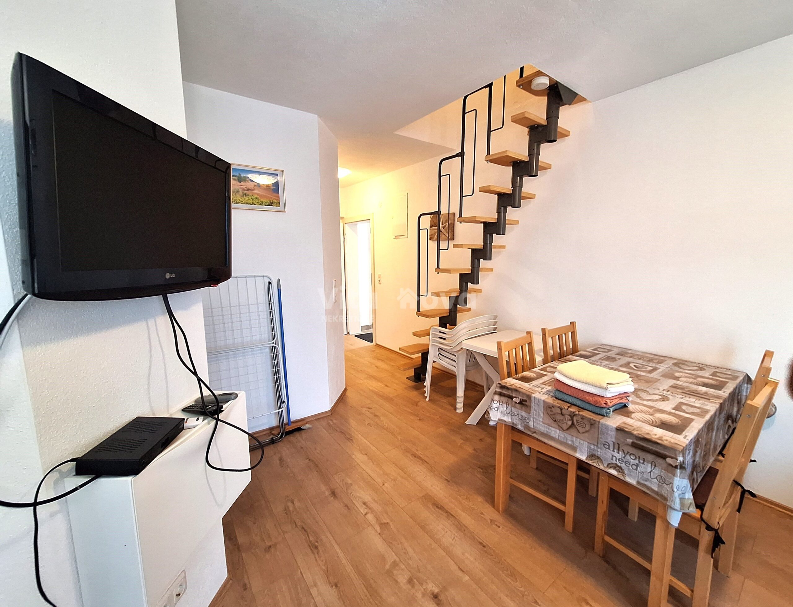 PRIVLAKA, ODLIČNA LOKACIJA! 80 m OD MORA!