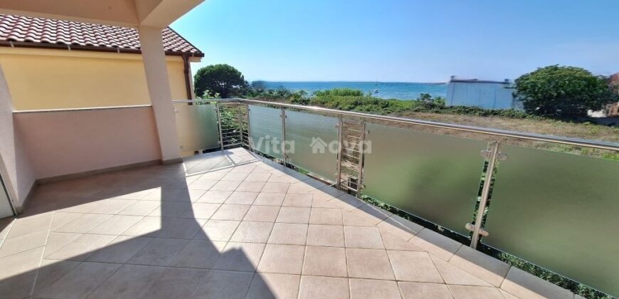 PRIVLAKA, ODLIČNA LOKACIJA! 80 m OD MORA!