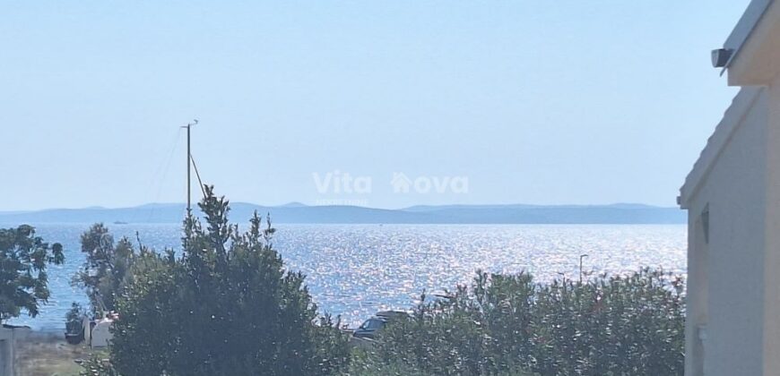 PRIVLAKA, ODLIČNA LOKACIJA! 80 m OD MORA!