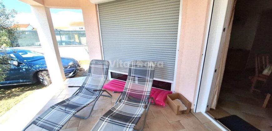 PRIVLAKA, ODLIČNA LOKACIJA! 80 m OD MORA!