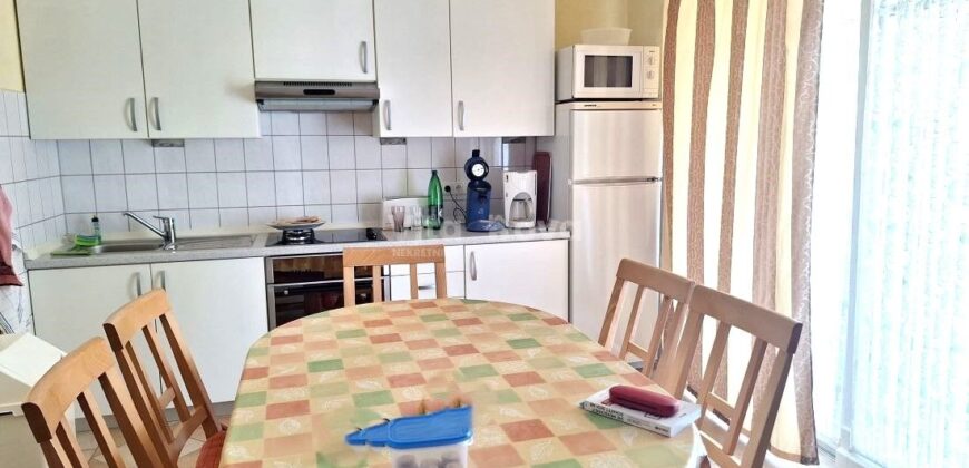 PRIVLAKA, ODLIČNA LOKACIJA! 80 m OD MORA!