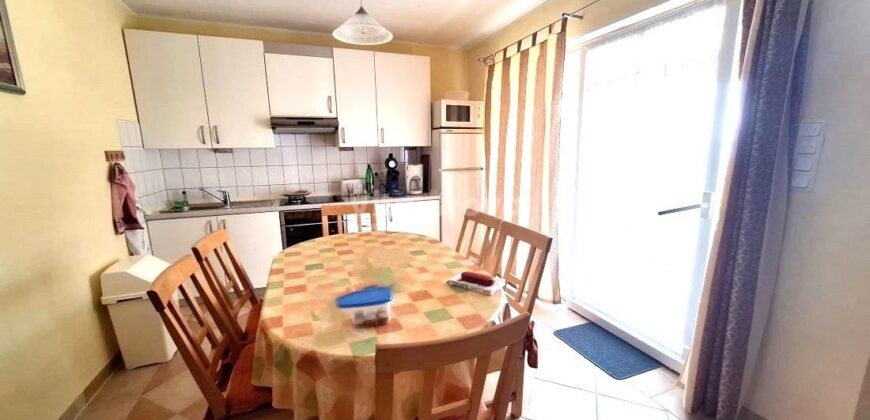 PRIVLAKA, ODLIČNA LOKACIJA! 80 m OD MORA!