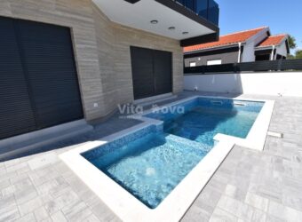 VIR, NOVOGRADNJA, BAZEN, KOMPLETNO OPREMLJENA!