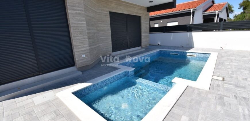 VIR, NOVOGRADNJA, BAZEN, KOMPLETNO OPREMLJENA!