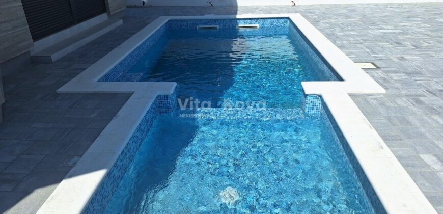 VIR, NOVOGRADNJA, BAZEN, KOMPLETNO OPREMLJENA!