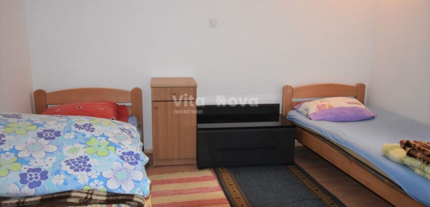 POLIČNIK, ZA MAX. 8 RADNIKA, GARAŽA I SKLADIŠTE!