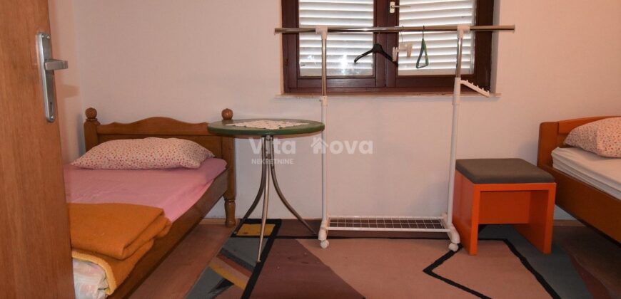 POLIČNIK, ZA MAX. 8 RADNIKA, GARAŽA I SKLADIŠTE!