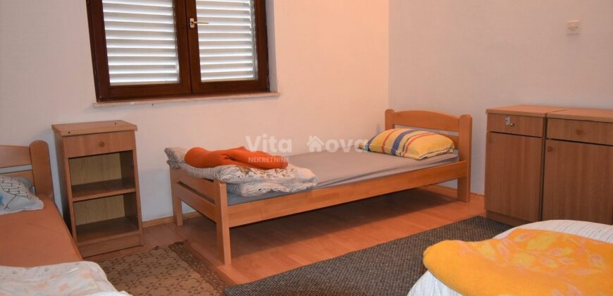 POLIČNIK, ZA MAX. 8 RADNIKA, GARAŽA I SKLADIŠTE!