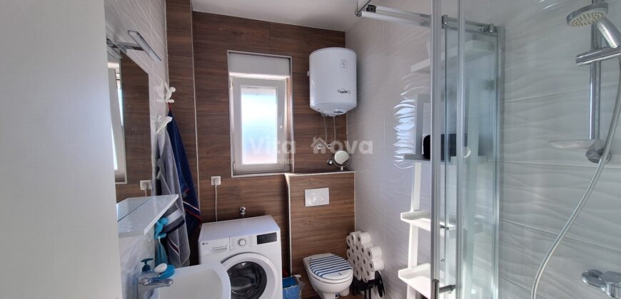 TURANJ, POGLED NA MORE, 50 M OD MORA, NOVOGRADNJA, 2 SP. SOBE!