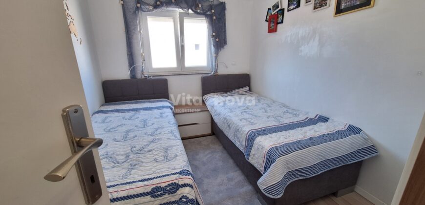 TURANJ, POGLED NA MORE, 50 M OD MORA, NOVOGRADNJA, 2 SP. SOBE!
