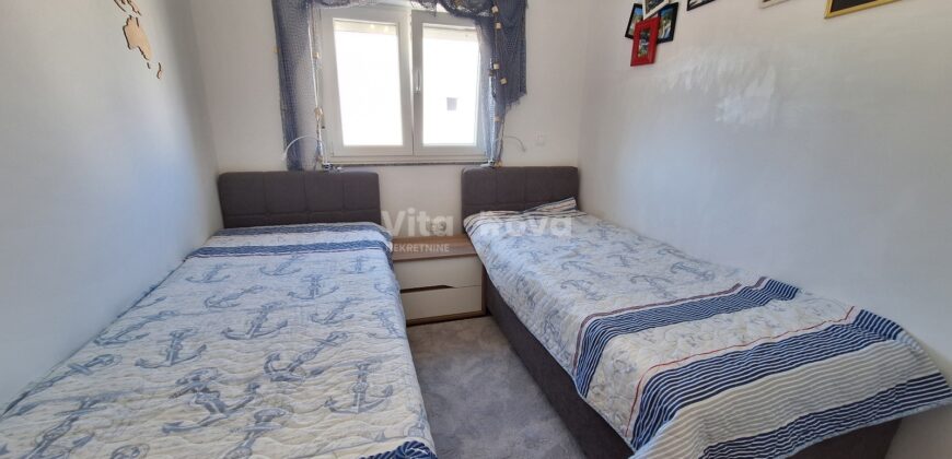 TURANJ, POGLED NA MORE, 50 M OD MORA, NOVOGRADNJA, 2 SP. SOBE!