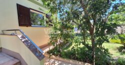 RAŽANAC- UREĐENA KUĆA, GARAŽA, VRT! RIJETKOST NA TRŽIŠTU!