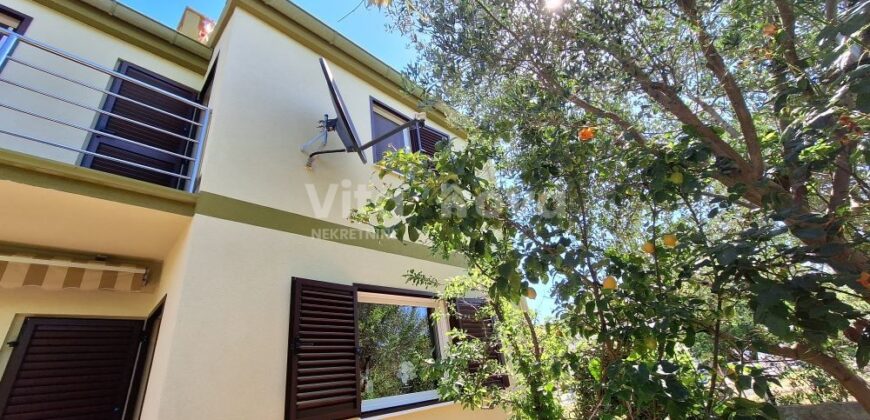 RAŽANAC- UREĐENA KUĆA, GARAŽA, VRT! RIJETKOST NA TRŽIŠTU!