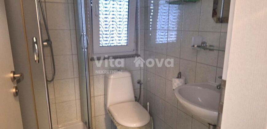 PRIVLAKA, ODLIČNA LOKACIJA! 80 m OD MORA!