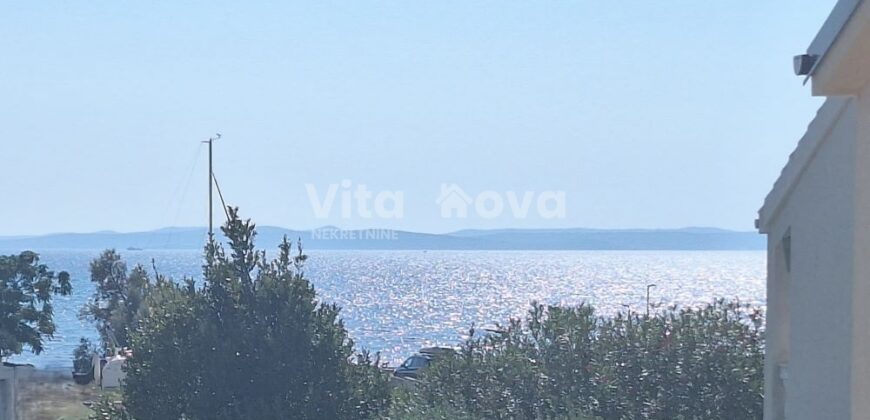 PRIVLAKA, ODLIČNA LOKACIJA! 80 m OD MORA!